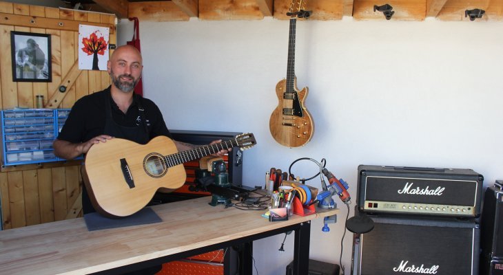 Aux Martres d'Artière, Thomas Vallaude est aux petits soins pour vos guitares et amplis