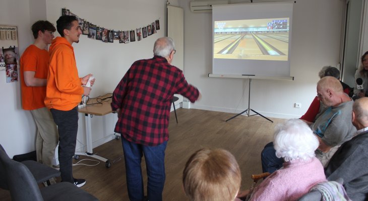 Aux Charmilles, les seniors s'éclatent au Wii bowling et entretiennent le lien social