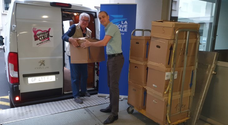 La Banque Postale collecte 97 kilos de vêtements pour les Restos