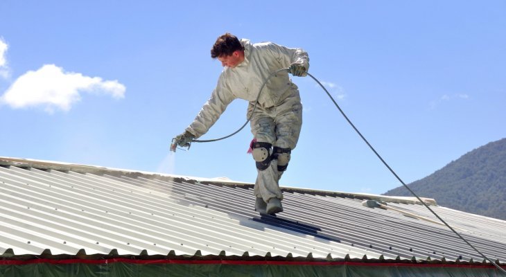 Adopter une toiture claire pour faire barrage à la chaleur lors des étés caniculaires