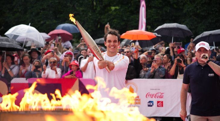 Théo Curin conclut le relais de la Flamme Olympique à Vichy