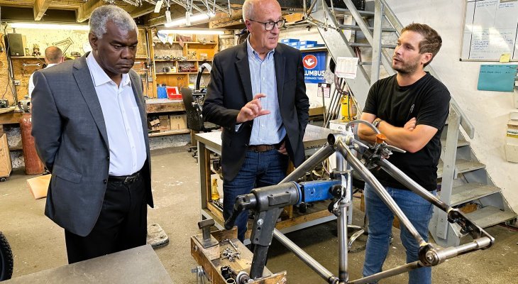 Beaumont : le Préfet en visite chez Cycles Victoire