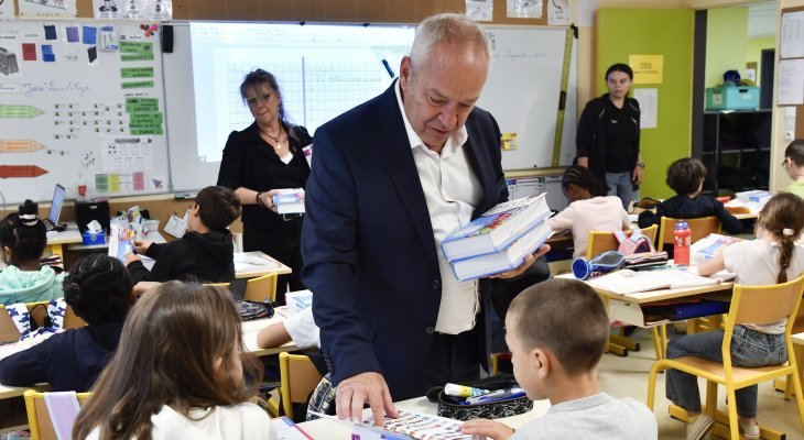 Cournon : distribution de fournitures scolaires aux élèves de CP et CE2