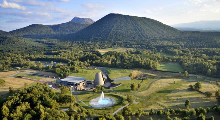 Vulcania dans le Top 10 des parcs d'attraction Français