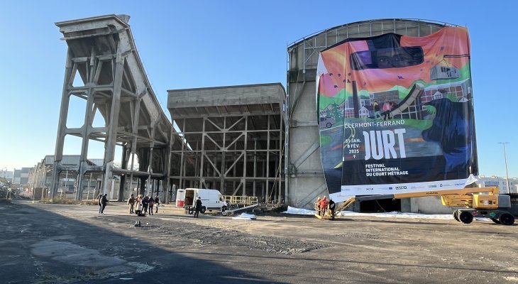 Le Festival international s'affiche en très grand dans le quartier des Pistes