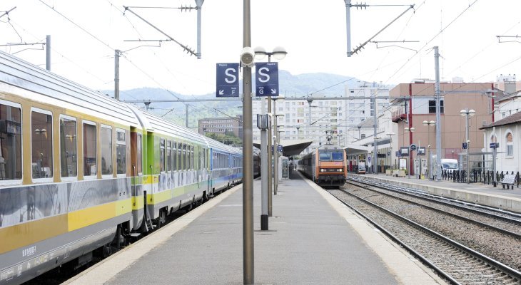 Les usagers des lignes SNCF Clermont-Paris et POLT « Tous d'une même voie » à Paris