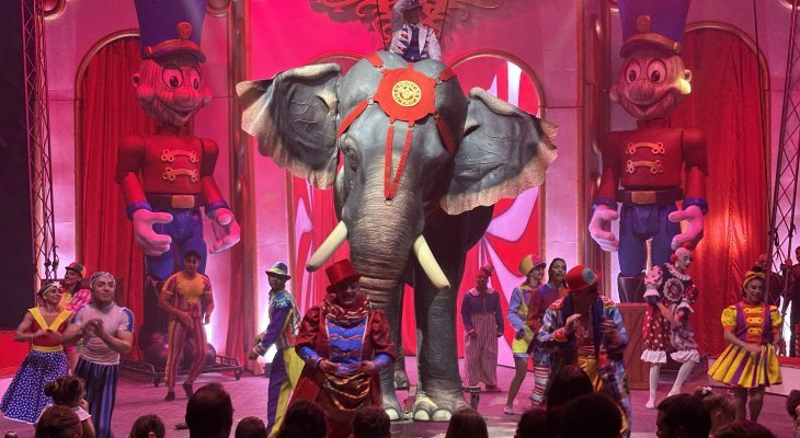 Un éléphant animatronique de taille réelle au spectacle « Rêves de Cirque »