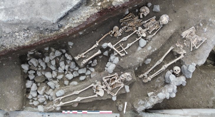 Sous le parvis des Carmes se cachaient plusieurs dizaines de tombes du Moyen Âge