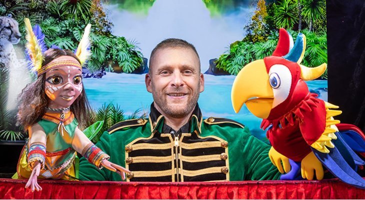Guignol et Rio le majestueux perroquet de retour