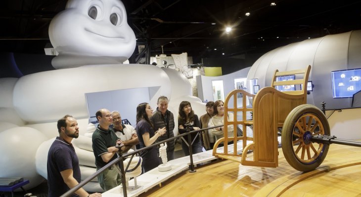 Aventure Michelin : une exposition célèbre les 100 ans du Guide Vert