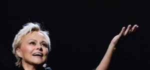 Muriel Robin reprend ses sketchs cultes