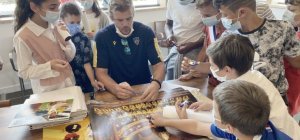 Beaumont : Aurélien Rougerie avec les enfants dans la mêlée citoyenne