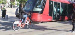 Le week-end, vous pourrez prendre le bus et le tram les mains dans les poches