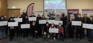 Clermont en rose remet un chèque aux associations