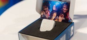 La Région remet les premiers boutons d'alerte aux femmes victimes de violences