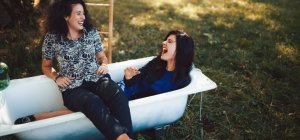 « Comme John » : un deuxième clip et la Baie des Singes en guise de retour 