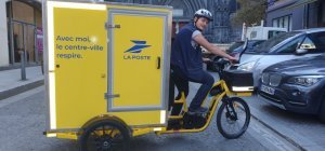Le premier vélo-cargo de La Poste en usage à Clermont-Ferrand
