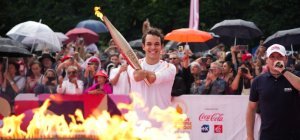Théo Curin conclut le relais de la Flamme Olympique à Vichy