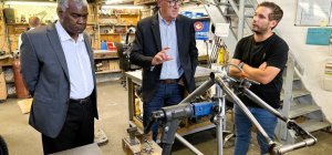 Beaumont : le Préfet en visite chez Cycles Victoire 