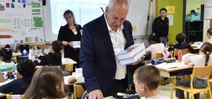 Cournon : distribution de fournitures scolaires aux élèves de CP et CE2