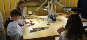 La maison de luxe Van Cleef & Arpels diffuse son savoir-faire en Auvergne