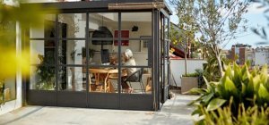 Une véranda compacte pour prolonger les petits espaces