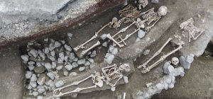 Sous le parvis des Carmes se cachaient plusieurs dizaines de tombes du Moyen Âge