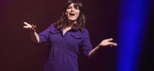 Sandrine Sarroche : « On rigole aussi bien de ce qui vient de gauche que de ce qui vient de droite. »