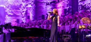 Berger Story : 200 choristes et Élodie Frégé rendent hommage à un artiste irremplaçable